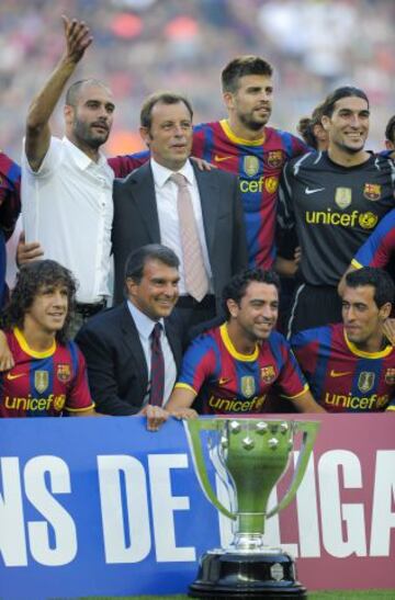 El 25 de agosto de 2010, durante el trofeo de Joan Gamper, el Barcelona ofrece la copa de la Liga 2009-2010 a su afición.
