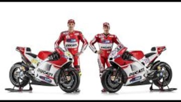 Iannone (izquierda) y Dovizioso junto a las nuevas Ducati GP15.