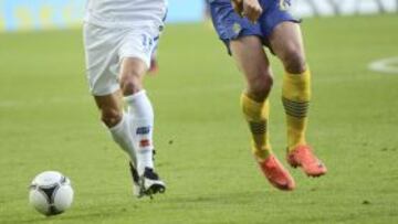 El delantero sueco Zlatan Ibrahimovic lucha por el balón con Rurik Gislasson.