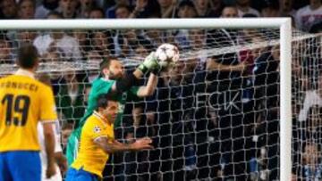 UN MURO. Wiland despeja un remate de la Juve el 17 de septiembre.