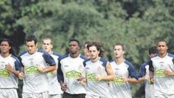 <b>CASI DOS HORAS, MÁS OTRA POR LA TARDE. </b>Mucho debieron descansar los jugadores del Espanyol durante los tres días de asueto, pues Miguel Ángel Lotina los hizo correr ayer durante buena parte de la mañana por uno de los campos del CAR de Sant Cugat. Todo estuvo controlado por el cronómetro del preparador físico, Eduardo Domínguez. Acabaron fatigados y se fueron al hotel para almorzar.