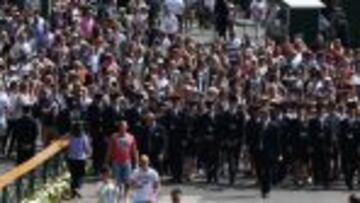 MUCHA AFLUENCIA. Los espectadores, escoltados por los stewards, acceden al selecto All England donde se disputa cada a&ntilde;o el Campeonato de Wimbledon.
 