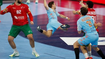 El jugador neerlandés Luc Steins lanzado durante la EURO 2024 de Balonmano ante Portugal en Hamburg.