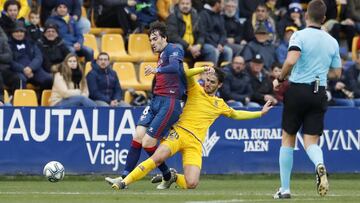 Eugeni recoge el guante lanzado por M¨ªchel