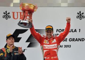 Fernando Alonso levanta el trofeo como ganador del GP de China.