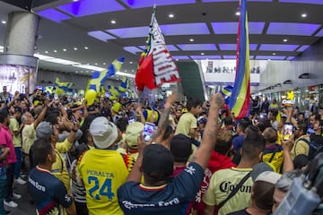 El Aeropuerto Internacional de la Ciudad de México vivió minutos caóticos ante la llegada del guardameta mexicano, ahora elemento de Las Águilas.