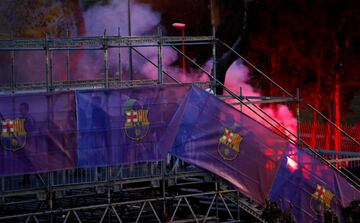 Varios centenares de seguidores radicales del Olympique Lyon se han concentrado en la plaza Artós de Barcelona desde donde se dirigirán al Camp Nou para presenciar el partido de vuelta de octavos de final de la Liga de Campeones donde los franceses se enfrentarán al FC Barcelona.
