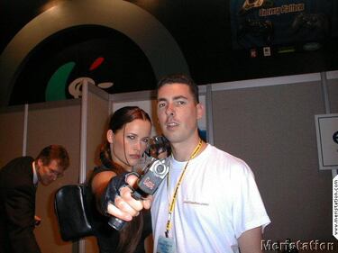 Jill de Jong como Lara Croft presenta Tomb Raider: Angel of Darkness