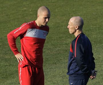 Michael Bradley comenzó su carrera como futbolista profesional apenas a los 17 años de edad con el New York Metrostars, bajo la dirección técnica de su padre, Bob Bradley.

