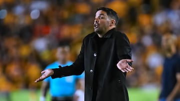 Nicolas Larcamon head coach of Necaxa during the Quarter-Final second leg match between Tigres UANL and Necaxa as part of the Liga BBVA MX, Torneo Clausura 2025 at Universitario Stadium on May 11, 2025 in Monterrey, Nuevo Leon, Mexico.