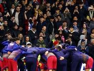 La afición del Espanyol en el RCDE Estadium, con el Barça en primer término.