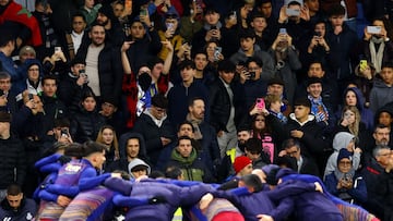 La afición del Espanyol en el RCDE Estadium, con el Barça en primer término.