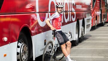 Ion Izagirre posa para AS delante del autobús de su equipo, el Cofidis, durante este Tour de Francia.