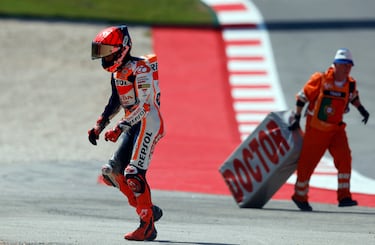 Una vez llegados los servicios médicos, Marc Márquez se aleja de Oliveira para que sea atendido.