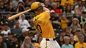 PITTSBURGH, PENNSYLVANIA - JULY 5: Bryan Reynolds #10 of the Pittsburgh Pirates hits a grand slam home run in the seventh inning during the game against the New York Mets at PNC Park on July 5, 2024 in Pittsburgh, Pennsylvania.   Justin Berl/Getty Images/AFP (Photo by Justin Berl / GETTY IMAGES NORTH AMERICA / Getty Images via AFP)