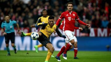 MUNICH, GERMANY - FEBRUARY 15: Alexis Sanchez of Arsenal shoots at goal after he fails to score the equalizing goal by penalty shot during the UEFA Champions League Round of 16 first leg match between FC Bayern Muenchen and Arsenal FC at Allianz Arena on