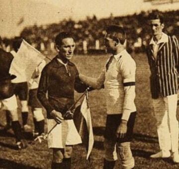 David Arellano 1926: El emblema de Colo Colo (a la izquierda) fue el goleador del Sudamericano del '26 con siete anotaciones. Su jornada más recordada fue ante Bolivia, donde Chile ganó 7-1 con cuatro tantos del extraordinario atacante.