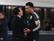 Soccer Football - UEFA Europa League - Quarter Final - First Leg - Bologna v Aston Villa - Stadio Renato Dall'Ara, Bologna, Italy - April 9, 2026 Aston Villa's Morgan Rogers reacts with manager Unai Emery after being substituted REUTERS/Jennifer Lorenzini