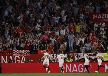 1-0. Ivan Rakitic celebra el primer gol que anota de un lanzamiento de falta directa.