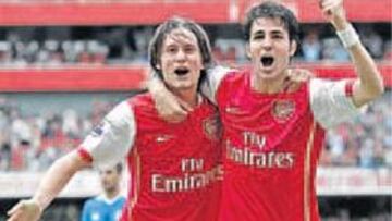 <b>PAREJA DE LUJO. </b>Rosicky y Cesc celebran uno de los goles de ayer.