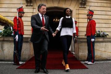 Caterine Ibargüen recibió el carro que el Gobierno le regaló a los medallistas olímpicos.