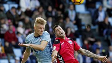 El centrocampista danés del Celta de Vigo Daniel Wass (i) y el centrocampista del Alavés Edgar Antonio Méndez durante el partido de la decimoctava jornada de Liga que disputan en el estadio Balaídos de Vigo.