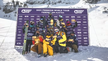 Los 10 clasificados para el Xtreme Verbier y el Freeride World Tour 2022 posan con sus Golden Ticket en Fieberbrunn (Austria).
