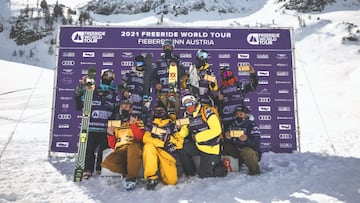 Los 10 clasificados para el Xtreme Verbier y el Freeride World Tour 2022 posan con sus Golden Ticket en Fieberbrunn (Austria). 