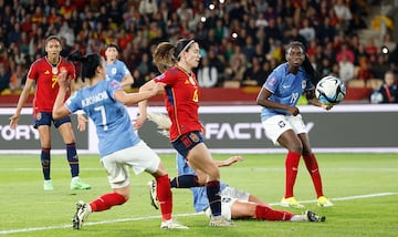 1-0. Asistencia de Olga Carmona, desde la banda izquierda, al corazón del área francesa en donde aparece Aitana Bonmatí y la actual Balón de Oro, anota el primer gol de España.