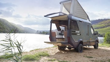 El techo elevable es capaz de abrir una puerta para acceder al techo del vehículo y poder disfrutar del tejado de este apartamento móvil. Tan solo le falta una piscina y una barbacoa para tenerlo todo pero bueno, es mucho mejor aparcarse delante de un lago… ¿No?