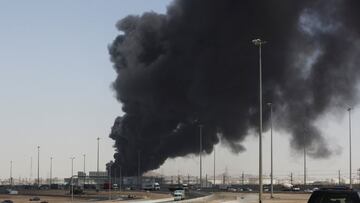 Smoke billows from a Saudi Aramco&#039;s petroleum storage facility after an attack in Jeddah, Saudi Arabia March 26, 2022. REUTERS/Stringer