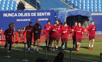 El estadio Vicente Calderón acogió el entrenamiento ante sus aficionados.