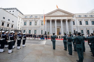 Momento en el que suena el himno de España durante el acto del izado de la bandera nacional.