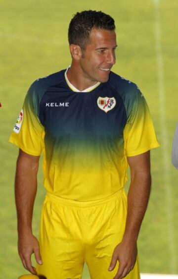 Toño muestra la equipación de portero.