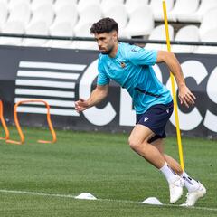 Óscar Gil cae lesionado y deja la defensa en cuadro