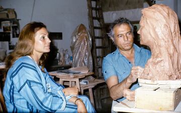 Carmen posando para un busto ante el escultor espa?ol Santaigo de Santiago en 1977