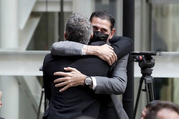 Luis Enrique y Fernando Hierro, se abrazan durante el homenaje. 