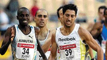 <B>TRIUNFADOR.</B> Antonio Reina, en el momento de ganar los 800.