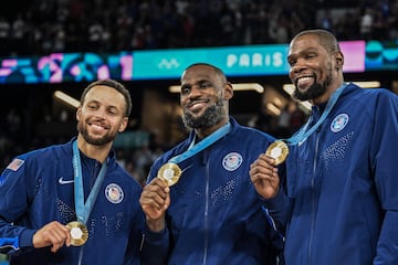 El 'Team USA' se llevó la medalla de oro en Paris 2024 al derrotar a Francia en la final y mantener el invicto en todo el certamen (Foto por Damien MEYER / AFP)