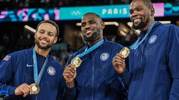 TOPSHOT - Gold medallists (From L) USA's #04 Stephen Curry, USA's #06 LeBron James and USA's #07 Kevin Durant pose after the men's Gold Medal basketball match between France and USA during the Paris 2024 Olympic Games at the Bercy Arena in Paris on August 10, 2024. (Photo by Damien MEYER / AFP)