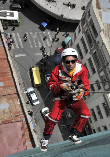 Otro deporte poco común es el Rápel, mismo que es una actividad que consiste en descender por una pared vertical a través de un arnés y una soga que le permiten bajar con precaución. En cuanto al equipo, es obligatorio que el que realice esta actividad utilice casco por si llegaran a caer rocas, y hasta guantes para evitar rasparse.