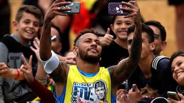 Neymar participó en un torneo de fútbol callejero organizado por el Instituto que lleva su nombre.