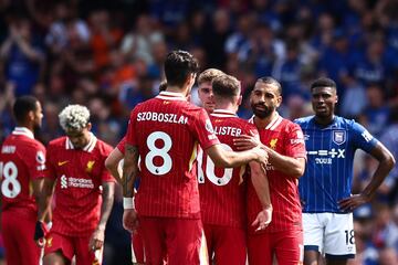 Liverpool's Egyptian striker #11 Mohamed Salah (R) and teammates react at the end of the English Premier League football match between Ipswich Town and Liverpool at Portman Road in Ipswich, eastern England on August 17, 2024. Liverpool wins 2 - 0 against Ipswich Town. (Photo by HENRY NICHOLLS / AFP) / RESTRICTED TO EDITORIAL USE. No use with unauthorized audio, video, data, fixture lists, club/league logos or 'live' services. Online in-match use limited to 120 images. An additional 40 images may be used in extra time. No video emulation. Social media in-match use limited to 120 images. An additional 40 images may be used in extra time. No use in betting publications, games or single club/league/player publications. / 