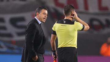 AMDEP2888. BUENOS AIRES (ARGENTINA), 06/07/2022.- El entrenador Marcelo Gallardo habla con un árbitro hoy, en un partido de la Copa Libertadores entre River Plate y Vélez en el estadio Monumental en Buenos Aires (Argentina). EFE/Juan Ignacio Roncoroni