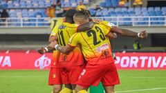 PEREIRA- COLOMBIA, 26-02-2022: Jugadores del Pereira celebran después de anotar el primer gol durante partido por la fecha 9 de la Liga BetPlay DIMAYOR I 2022 entre Deportivo Pereira y La Equidad jugado en el estadio Hernán Ramírez Villegas de la ciudad de Pereira. / Players of Pereira celebrate after scoring the first goal during match for the date 9 as part of BetPlay DIMAYOR I 2022 League between Deportivo Pereira and La Equidad played at the Hernan Ramirez Villegas stadium in Pereira city. Photo: VizzorImage  / Pablo Bohorquez / Contribuidor