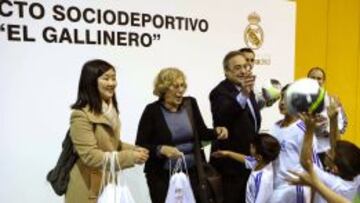 Carmena y Florentino visitan una escuela del Real Madrid