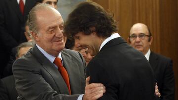 Juan Carlos I saluda a Rafa Nadal en una imagen de archivo.