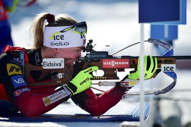 La noruega Marte Olsbu Roeiseland compite en el campo de tiro dentro del Campeonato Mundial de Biatlón (deporte de invierno que combina el esquí de fondo y el tiro con carabina) en Pokljuka, Eslovenia. El rostro de la  noruega refleja la alta concentración que la prueba exige.