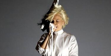 Sia muestra su cara en un concierto por culpa del viento