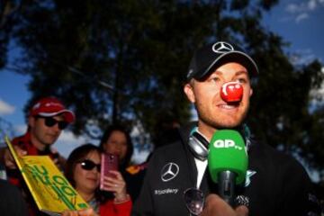 Nico Rosberg con una nariz roja de payaso en Melbourne.